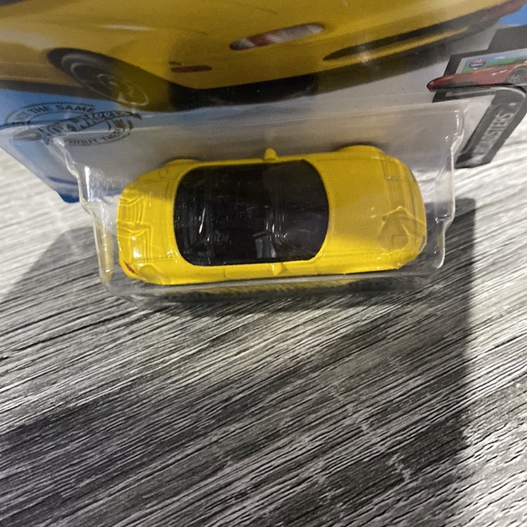 Hot Wheels | Roadsters #1/5: ‘91 Mazda MX-5 Miata - 1:64 Scale Diecast - Picture 8 of 10